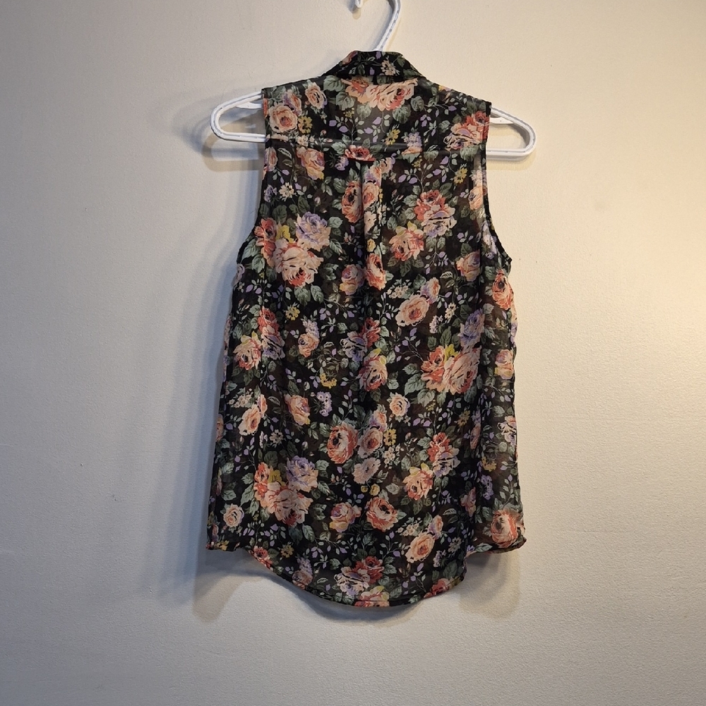 4 / $ 15🌟Source Unknown Black Floral Sleeveless Button-Front Top - Picture 7 of 8